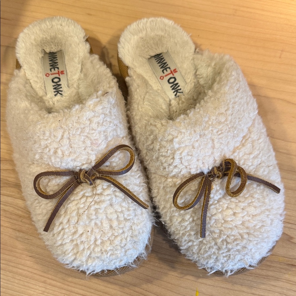 Minnetonka Cream Fuzzy Slippers with Leather Bow